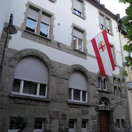 In Einem Historischen Gebaeude Mit Balkon Und Blick Auf Mosel Apartmán