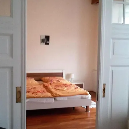 In Einem Historischen Gebaeude Mit Balkon Und Blick Auf Mosel Apartmán